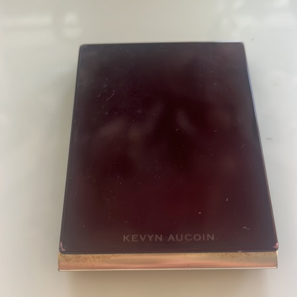Kevin Aucoin the essentials eyeshadow palette. - Picture 2 of 3